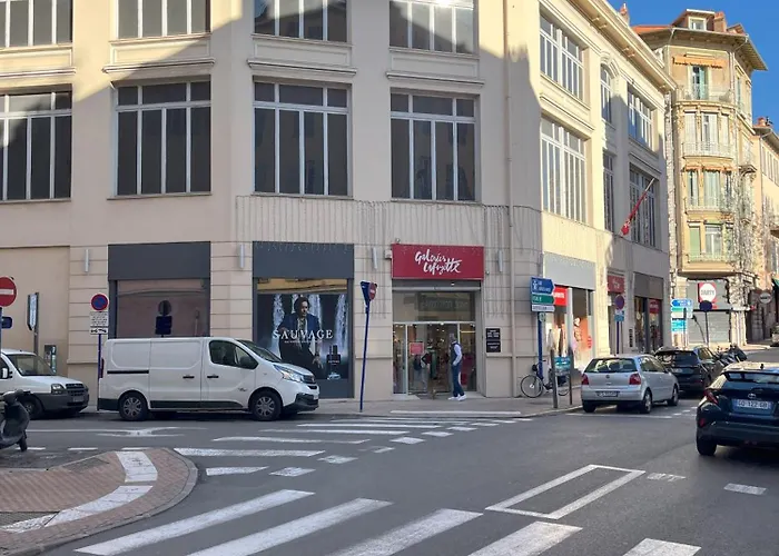 Renovated Seaside In The Heart Of Апартаменти