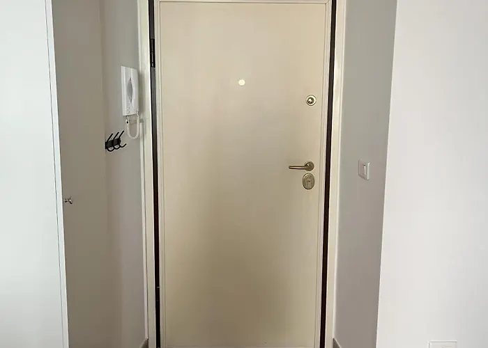 Renovated Seaside In The Heart Of Мантон